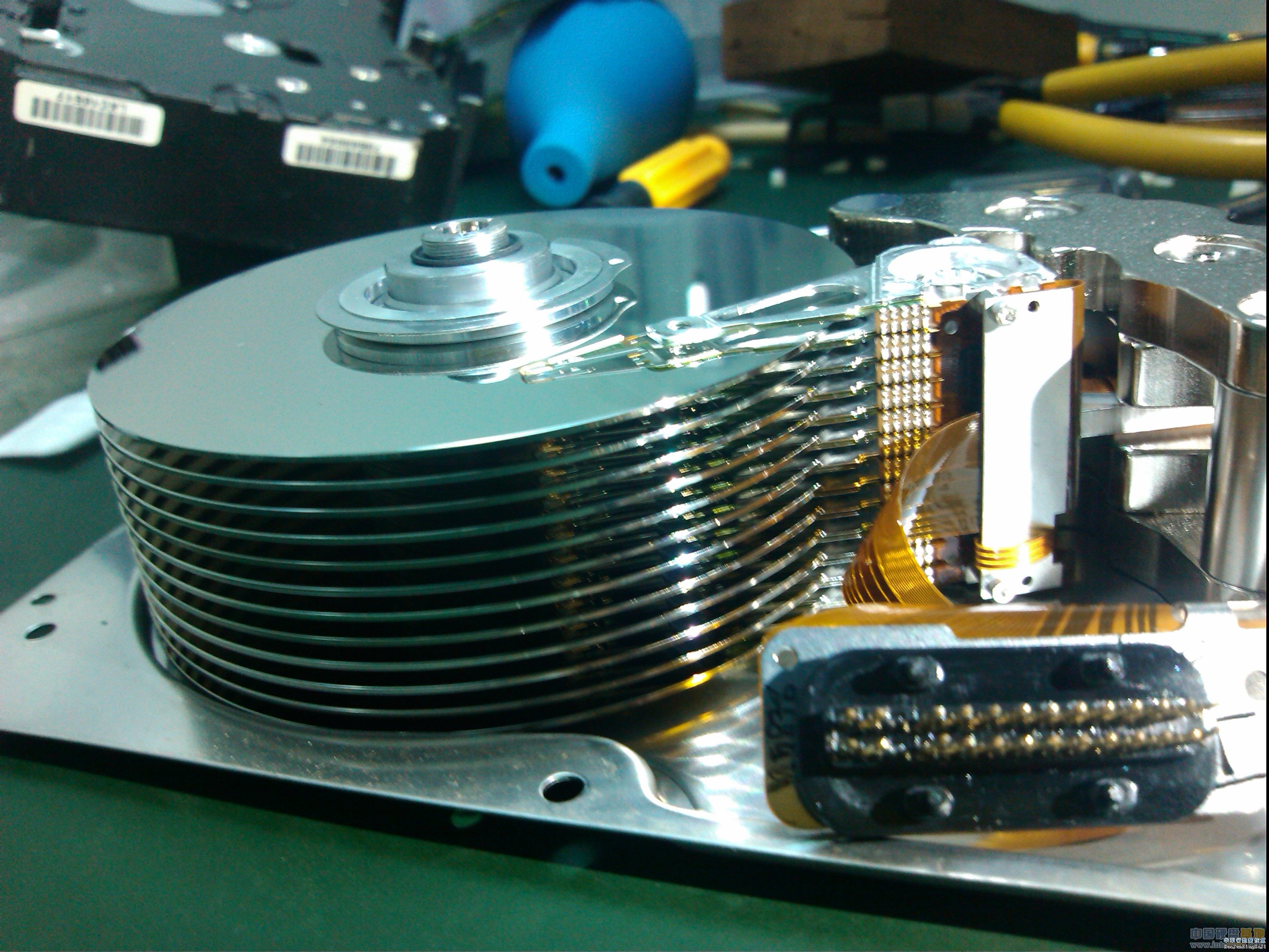 带您见识一下12张碟片硬盘开盘数据恢复