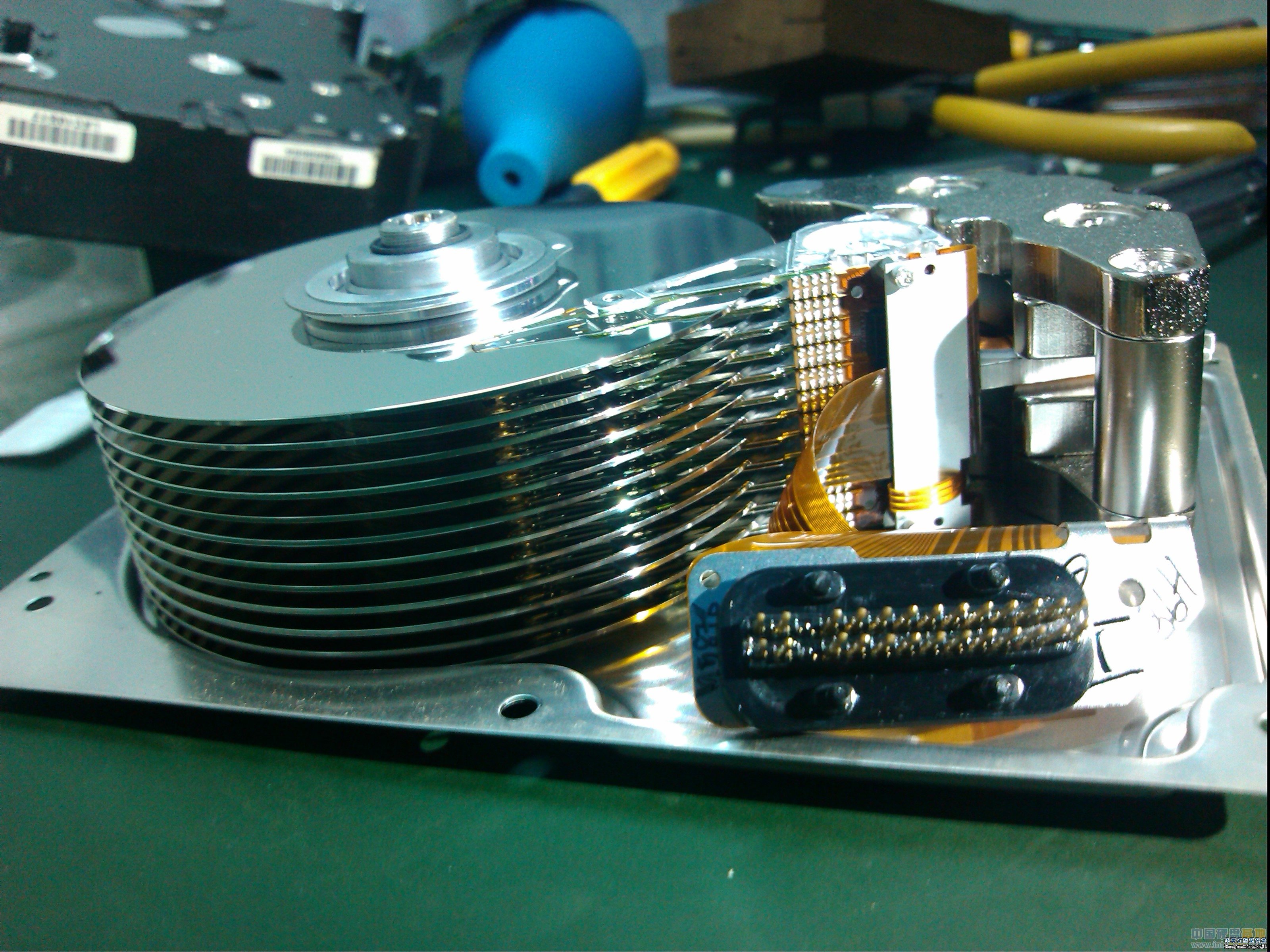 带您见识一下12张碟片硬盘开盘数据恢复