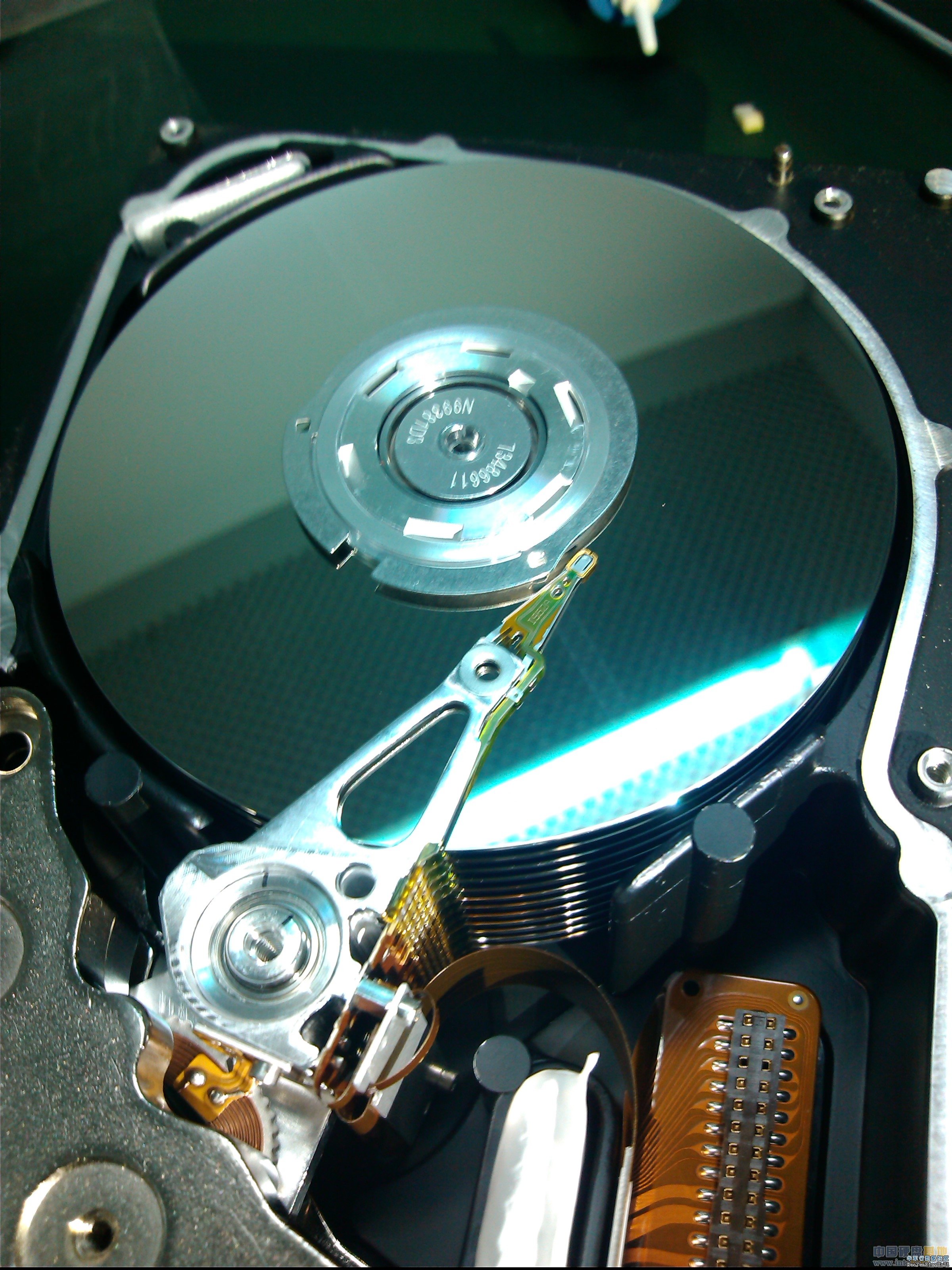 带您见识一下12张碟片硬盘开盘数据恢复