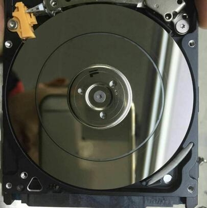硬盘数据恢复为啥这么贵?原因在这里 硬盘划伤