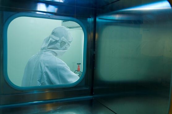 硬盘数据恢复为啥这么贵?原因在这里 无尘工作间开盘数据恢复