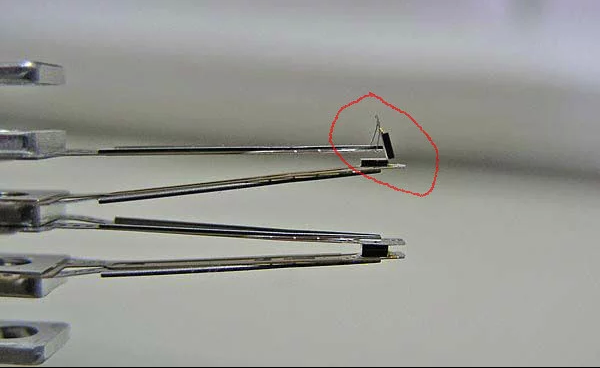 硬盘盘片划伤是什么?硬盘盘片划伤后的数据还能恢复吗? 损坏的磁头