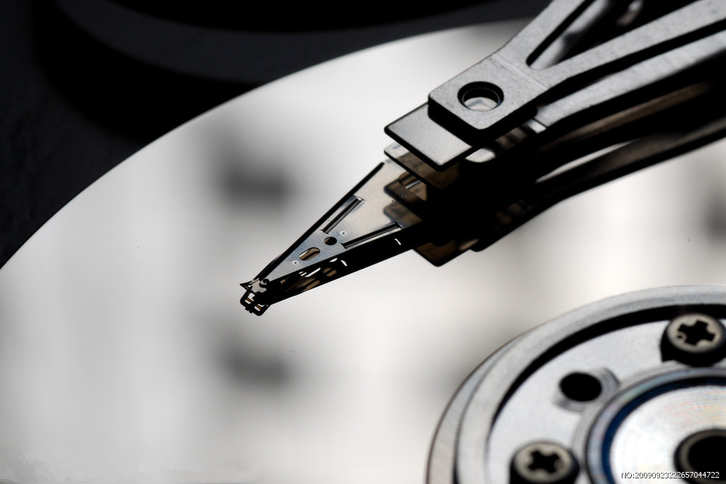 硬盘盘片划伤是什么?硬盘盘片划伤后的数据还能恢复吗? 完好的磁头