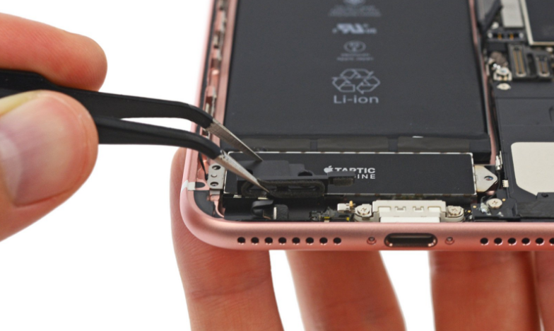 iPhone 7 Plus最全拆解！43张图告诉你谁抢走了耳机孔