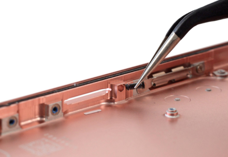 iPhone 7 Plus最全拆解！43张图告诉你谁抢走了耳机孔