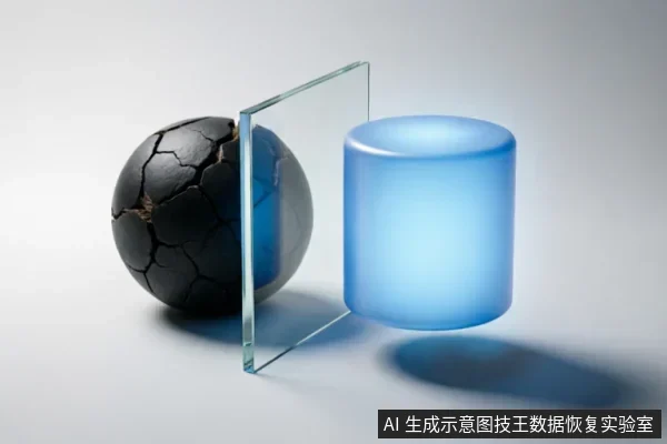 画面展示了一个表面布满裂纹的黑色球体被一块透明玻璃板隔开,右侧是一个发光的蓝色圆柱体。该图像通过具象的阻隔与对比,隐喻在硬盘故障时停止操作、用物理隔离保护原始介质的重要性。