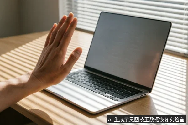 阳光透过百叶窗洒在木质桌面上,一台银色笔记本电脑处于打开状态。一只手掌伸向电脑前方,掌心向外做出明显的停止或拒绝手势,示意暂停操作或保持静止。