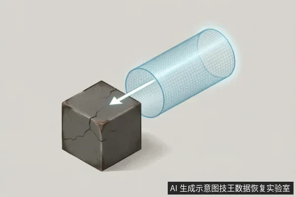 图中展示了一个表面布满裂纹的深灰色立方体,代表严重老化的存储芯片。一个发光的蓝色网格圆柱体正发出光束指向该立方体,象征数据恢复技术或检测手段作用于受损硬件介质。