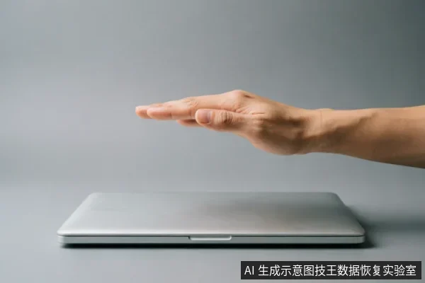 一只手掌悬停在闭合的银色笔记本电脑上方,掌心向下,做出明显的停止或阻挡手势。画面背景简洁灰白,无其他杂物,强调“暂停”与“禁止操作”的视觉概念。