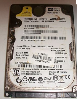 技王数据恢复工程师检查硬盘发现硬盘敲盘，通过硬盘的配件比对开盘数据恢复。开盘以后发现硬盘原始ROM里面的磁头地图破坏，此故障应该是人为操