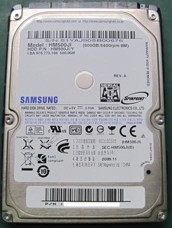 拆开移动硬盘盒，内部硬盘为三星500G 型号为HM500JI，因硬盘是被摔过，因此加电检测时应快速，并且随时可以停掉电源。

加电瞬间，可以听到硬盘内