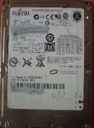 技王工程师接到硬盘发现硬盘已经开盘了，再拆下电路板检测发现硬盘的原始电路板的ROM已经没有了。通过与客户的沟通发现他自己都不知道在那一家