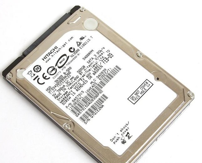 由于这块硬盘被开过，因此第一步需要清理硬盘内部的灰尘。使用专用的硬盘盘片清洗液，经过1个小时的连续奋战，盘片清理完毕。 经技王高级工程师