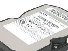 开盘工程师首先在百级无尘净化室进行开盘，发现该硬盘磁头损坏且盘片上确实有部分划伤。工程师首先使用专业工具对有划伤盘片进行清理，随后更