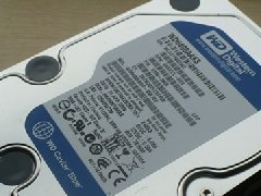 经本公司开盘工程师检测，该硬盘由于摔落造成磁头损坏。开盘工程师首先在百级无尘净化室，使用电脑微控开盘机对硬盘进行开盘。随后给该硬盘更