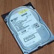 经工程师检测，硬盘磁头损坏了。开盘工程师先将硬盘拿到无尘净化室更换匹配磁头，并对盘片进行清洁。随后工程师运用专业的PC3000-UDMA设备对硬盘进