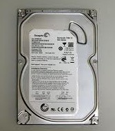 最后经过多方打听经人介绍拨通了杭州技王数据恢复工程师的电话，杭州技王数据恢复工程师先是在电话里面详细询问了故障硬盘的故障现像及硬盘型